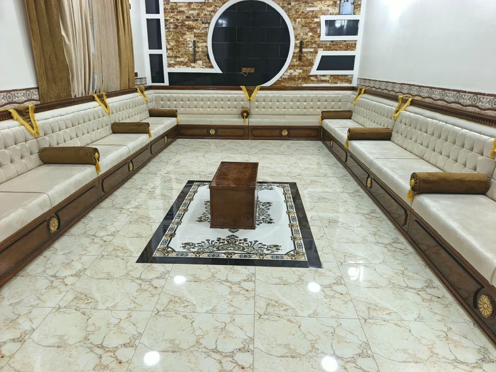ديوان ملكي — ذهبي